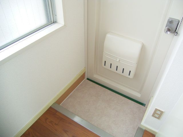 玄関　大きな窓で明るい玄関です。