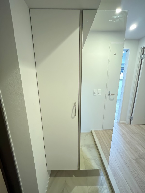 玄関　写真は２階のお部屋となります。