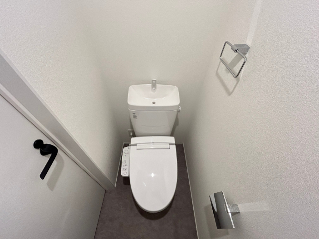 トイレ　温水洗浄便座付きです