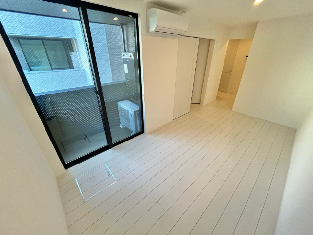 居室・リビング　エアコン付きのリビングスペースです