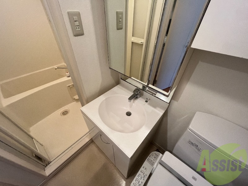 洗面設備　洗面台はシンプルなつくりで手入れがしやすそうですね。