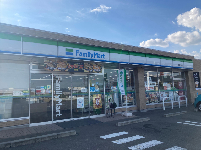 コンビニ　ファミリーマート伊賀三田店（コンビニ）まで475m