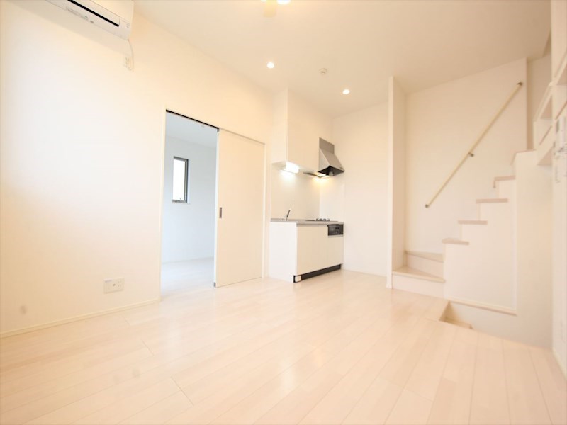 居室・リビング　ＬＤＫ9.5帖　洋室3.7帖　ロフト6.1帖　エアコン2台付