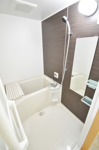 バス・シャワールーム　ちょうどいいサイズのお風呂です。お掃除も楽にできますよ。