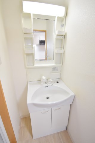 洗面設備　人気の独立洗面所にはうれしいシャンプードレッサー完備です。