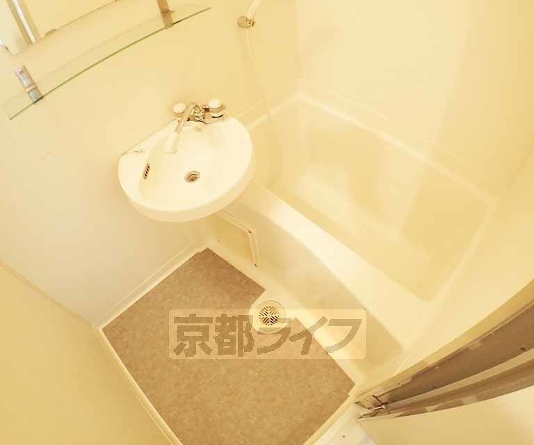 バス・シャワールーム　清潔感のあるお風呂です