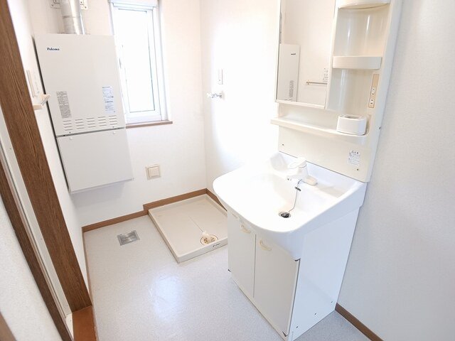 洗面設備　ゆったりとスペースのある洗面所