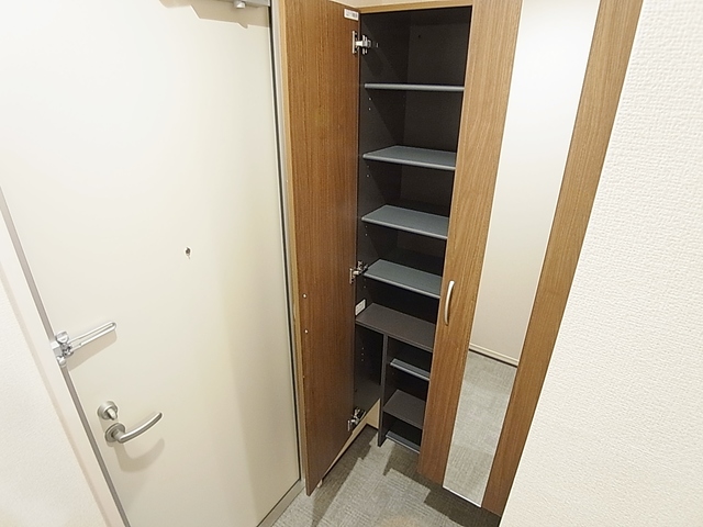 玄関　玄関にはシューズＢＯＸ完備
