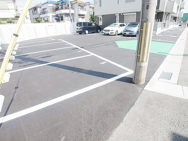 駐車場　敷地内駐車場空き有り
