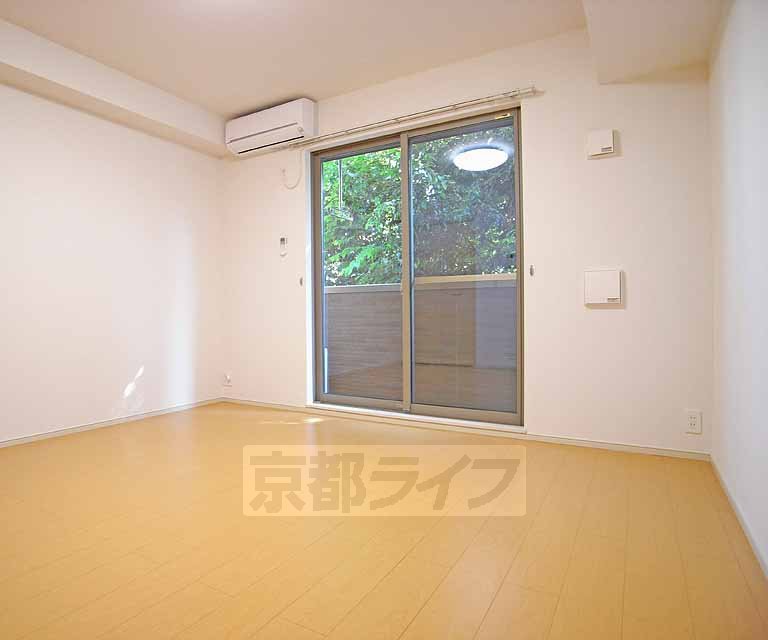 居室・リビング　広々とした室内です。