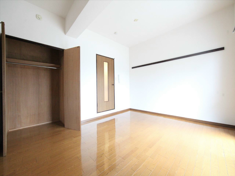 居室・リビング　洋室8.4帖　クローゼット付（収納充実してます）