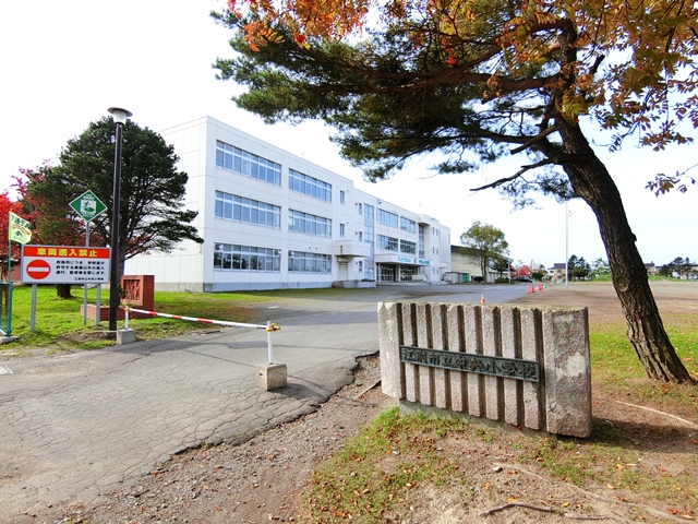 小学校　江別市立中央小学校（小学校）まで180m
