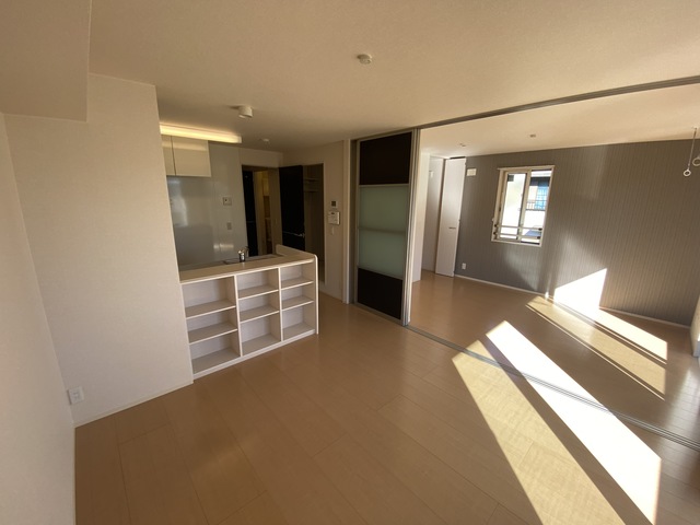 居室・リビング　明るいリビングで団らんタイム