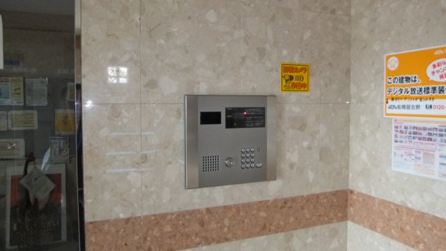 エントランス　エントランスにはオートロックが御座います