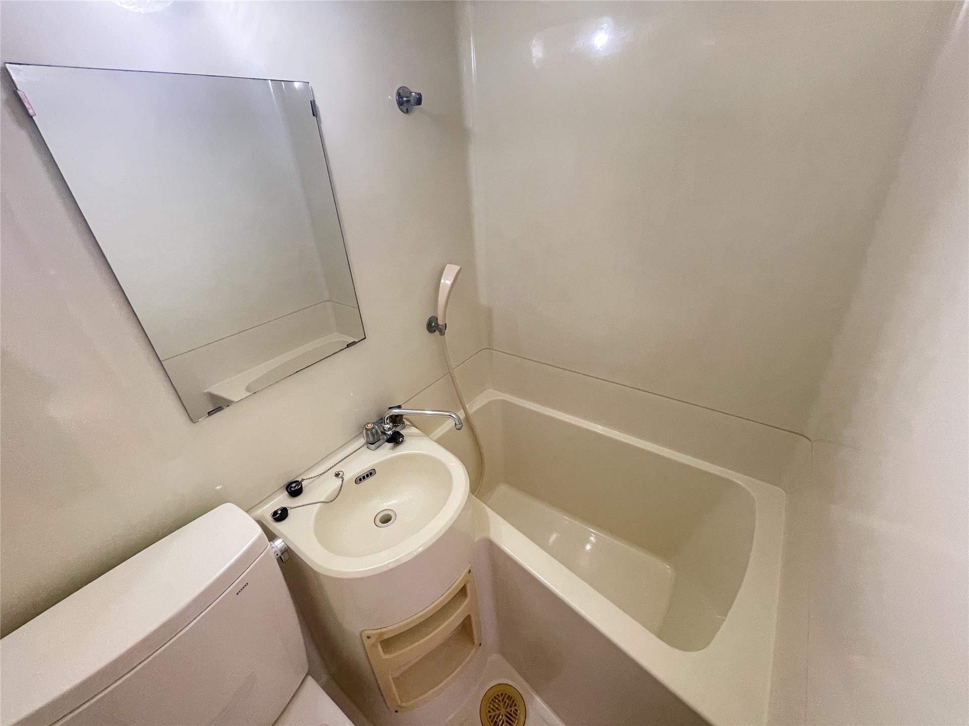 バス・シャワールーム　3点ユニットの浴室です。