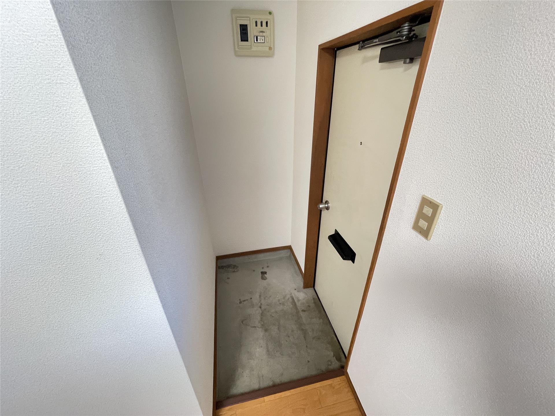 玄関　玄関には下駄箱が置けます