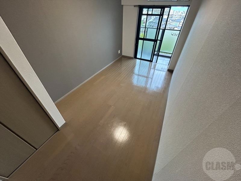 居室・リビング　６帖の洋室です