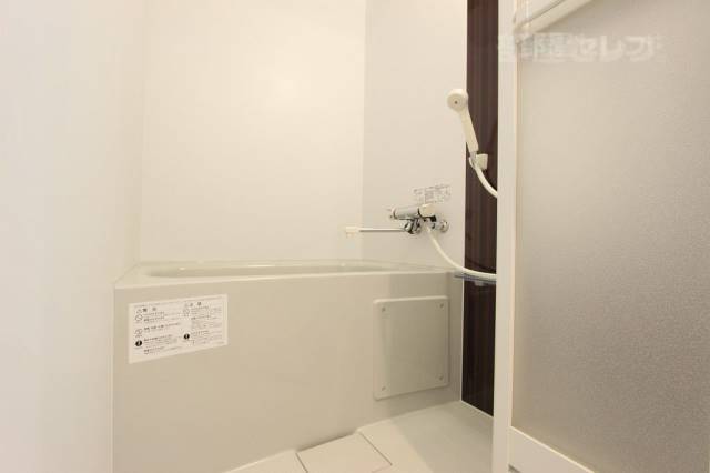 バス・シャワールーム　ブラウンの壁紙がオシャレですね