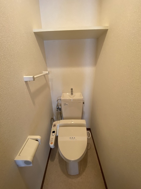 トイレ　シャワートイレ完備。