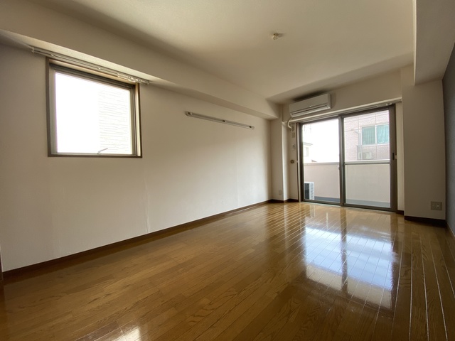 居室・リビング　二面採光でお部屋も明るいですね。