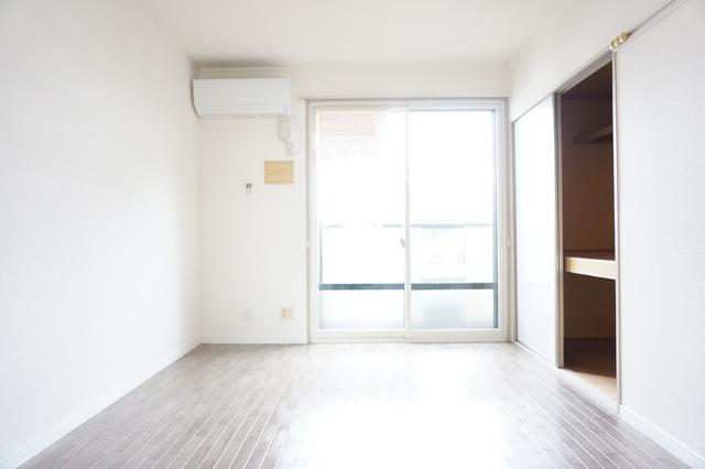 居室・リビング　南側洋室６帖