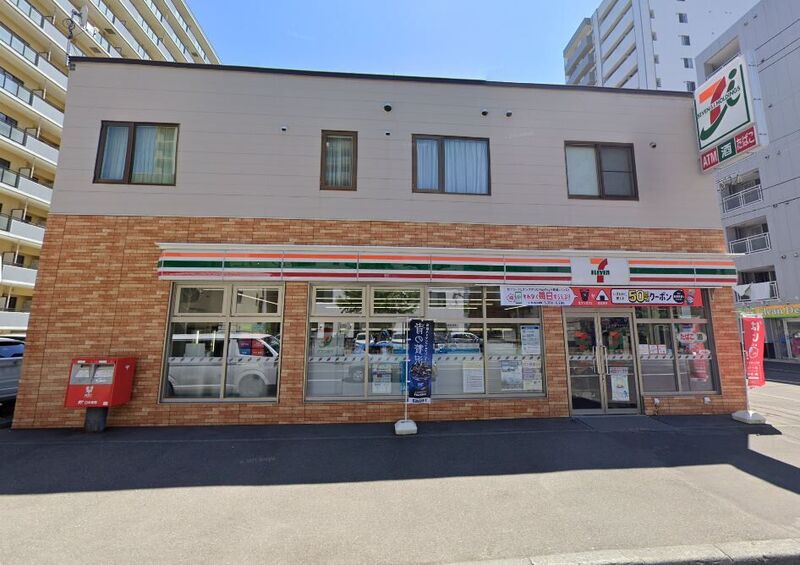 コンビニ　セブンイレブン札幌南4条東店（コンビニ）まで108m