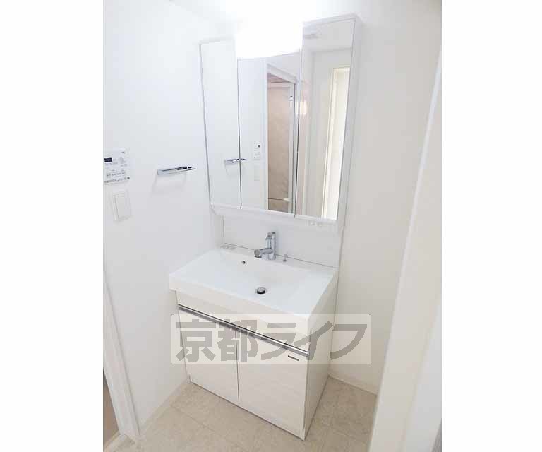 洗面設備　三面鏡のシャンプードレッサー。