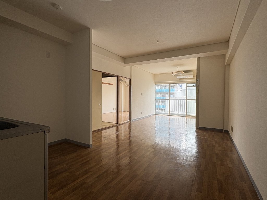 居室・リビング　南向き・前面棟なく陽当り良好です。