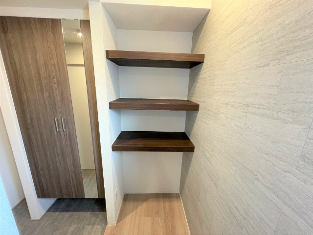玄関　玄関部分に収納が多く、整理整頓がしやすいです。