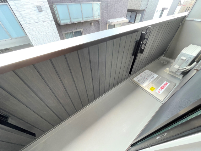 バルコニー　洗濯物を干すのに十分なスペースがございます。