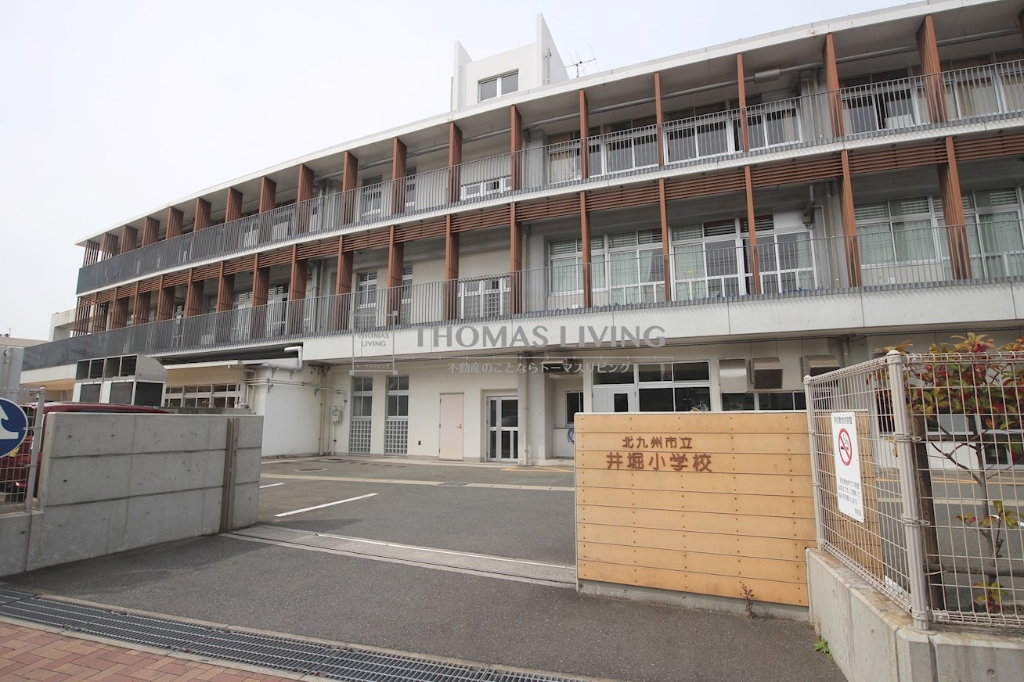 小学校　北九州市立井堀小学校（小学校）まで744m