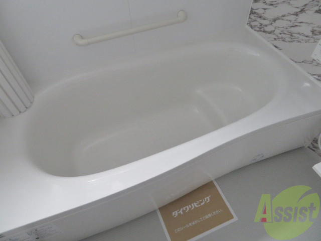 バス・シャワールーム　バスルームは狭すぎず、シャワーも浴びやすそうです。