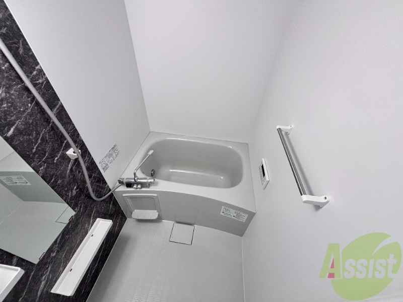 バス・シャワールーム　バスルームには浴槽があり、追い焚き付きで助かりますね。