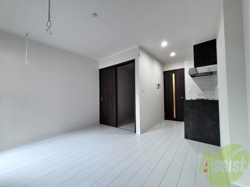 居室・リビング　こちらは８．３帖のＬＤＫになります。広々空間がいいですね。