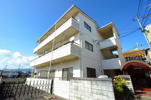 建物外観　敷地内に駐車場あります♪