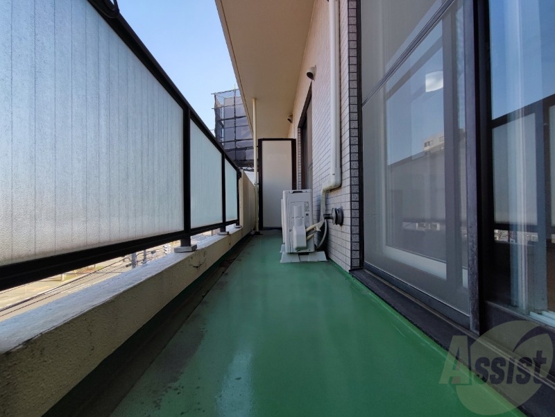 バルコニー　バルコニーです。洗濯物を干すもよし、一息つくもよしですね。