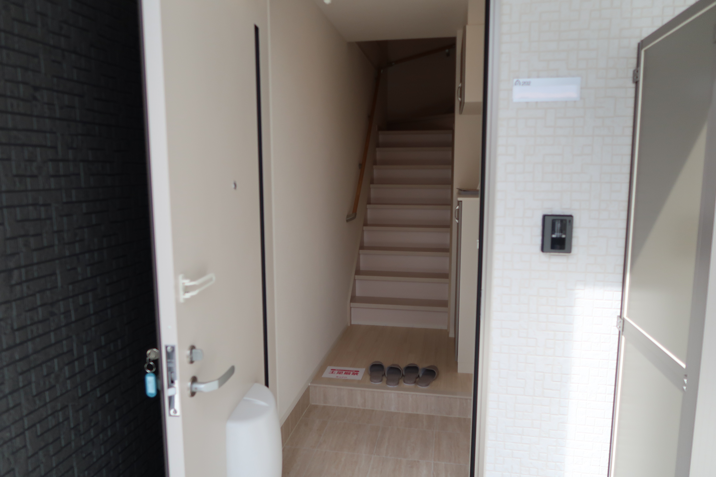 玄関　写真は別室です