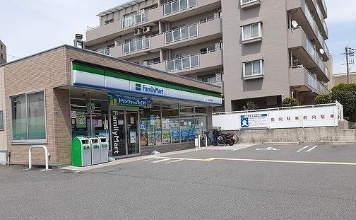 コンビニ　ファミリーマート様（コンビニ）まで160m