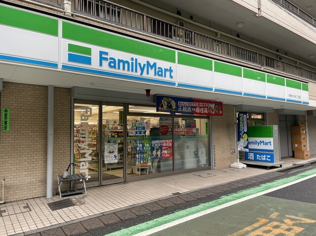 コンビニ　ファミリーマート新大久保店（コンビニ）まで192m