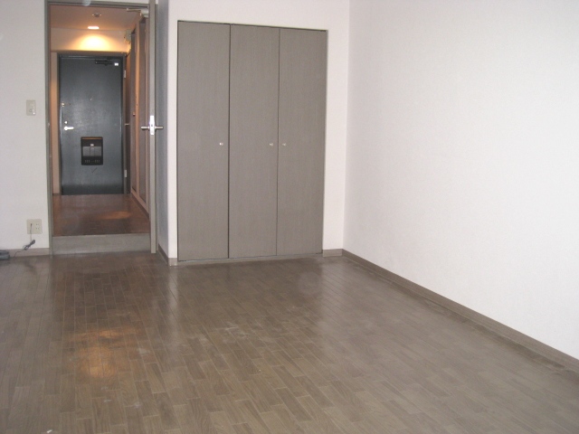 居室・リビング　同物件、別号室のものです。