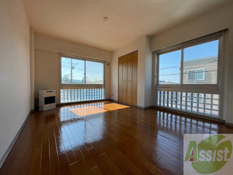 居室・リビング　日当たりが良くて心地よく過ごせそうなお部屋です。