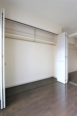 収納　洋室壁一面収納でお荷物の多い方も安心