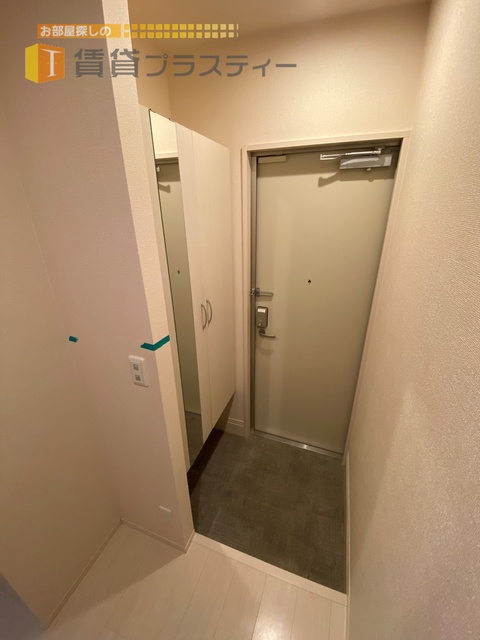 玄関　鏡付きのシューズＢＯＸ。