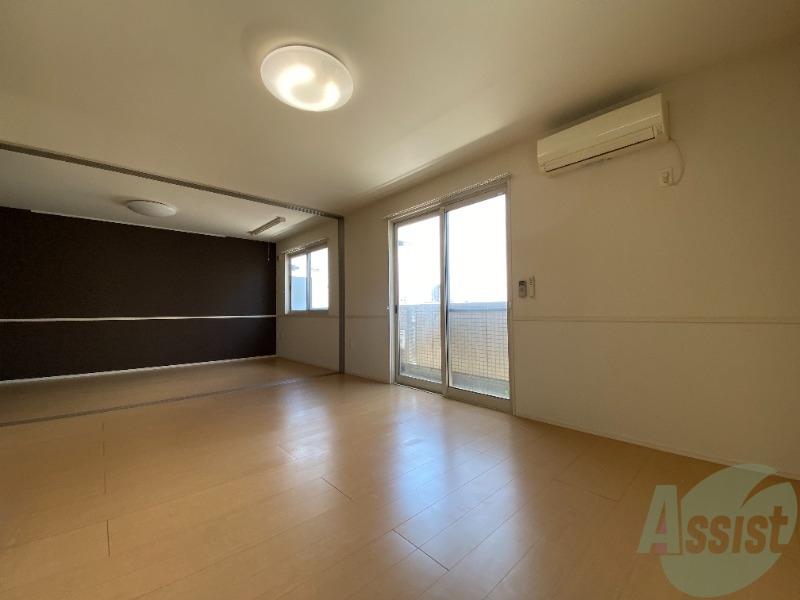 居室・リビング　１４帖の洋室です。寛ぐには十分な広さがありました。