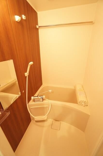 バス・シャワールーム　コンパクトで使いやすいお風呂です