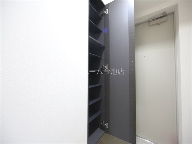 玄関　玄関　シューズボックス充実