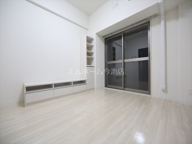 バルコニー　洋室7.1帖　エアコン付　バルコニーに面しています