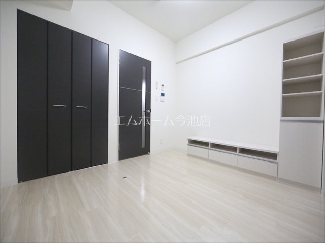 居室・リビング　洋室7.1帖　エアコン付　バルコニーに面しています