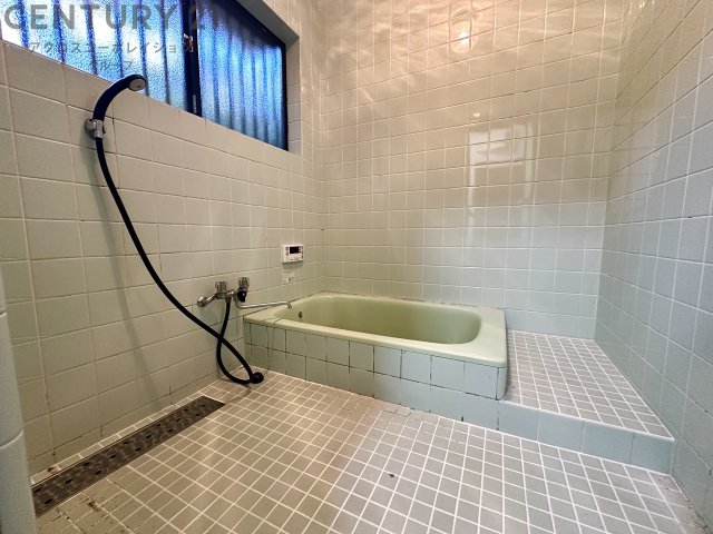 バス・シャワールーム　窓付きのお風呂で換気も楽々！