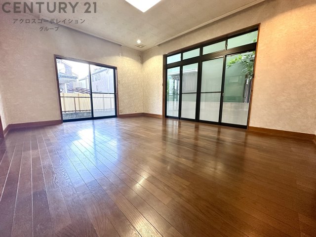 居室・リビング　床色が落ち着いた色合いで、とてもきれいです。